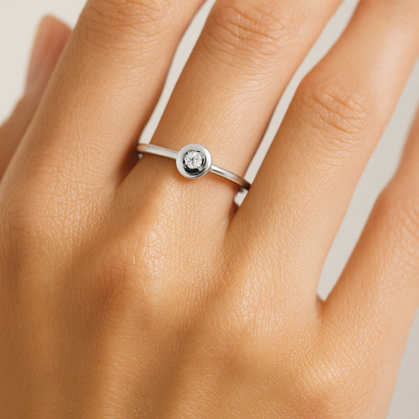 ANILLO SOLITARIO CIRCULO CON DIAMANTE 0.090 QUILATES ALOISIA