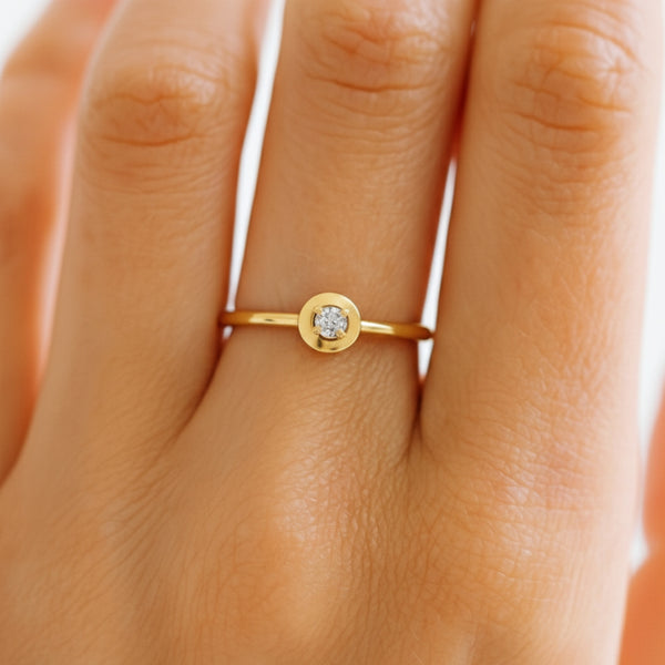 ANILLO SOLITARIO CIRCULO CON DIAMANTE 0.11 QUILATES ALOISIA