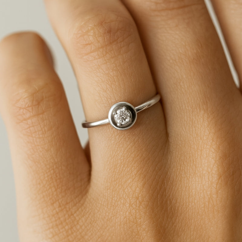 ANILLO SOLITARIO CIRCULO CON DIAMANTE 0.15 QUILATES ALOISIA