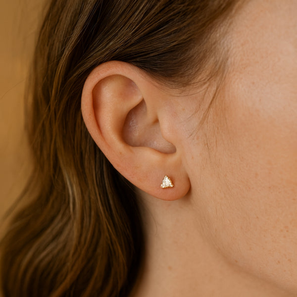 PIERCING OREJA TRIANGULO CON CIRCONITA GARRAS AMIRA II