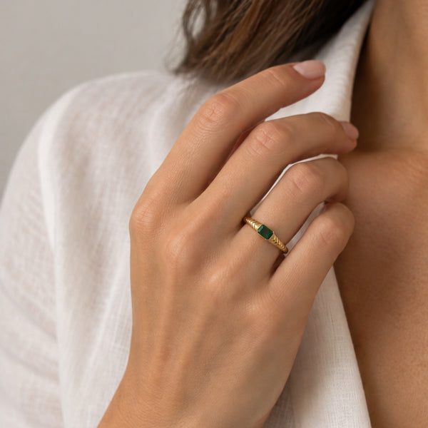 ANILLO SELLO GALLONES CON ESMERALDA EN TALLA ESMERALDA