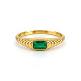 ANILLO SELLO GALLONES CON ESMERALDA EN TALLA ESMERALDA