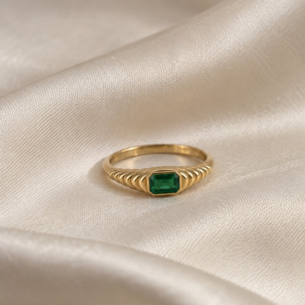 ANILLO SELLO GALLONES CON ESMERALDA EN TALLA ESMERALDA