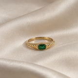 ANILLO SELLO GALLONES CON ESMERALDA EN TALLA ESMERALDA