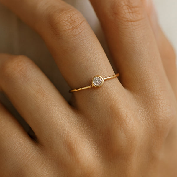 ANILLO SOLITARIO CHATON CON DIAMANTE 0.10 QUILATES JODENE