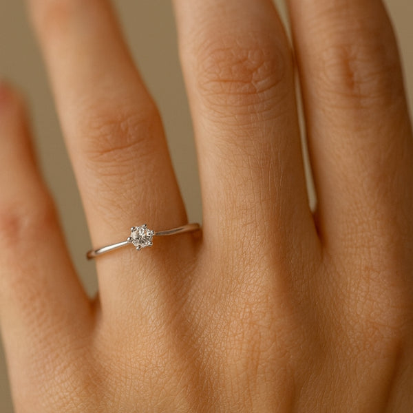 ANILLO SOLITARIO SEIS GARRAS CON DIAMANTE 0.11 QUILATES LAIMA