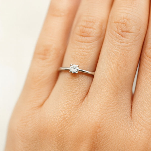 ANILLO SOLITARIO CUATRO GARRAS CON DIAMANTE 0.13 QUILATES LESLIE