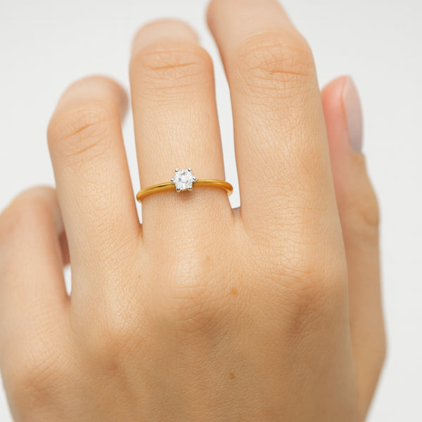 ANILLO SOLITARIO BICOLOR SEIS GARRAS CON DIAMANTE 0.11 QUILATES MERITA