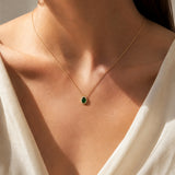 COLGANTE OVALADO CON ESMERALDA Y ORLA DE DIAMANTES
