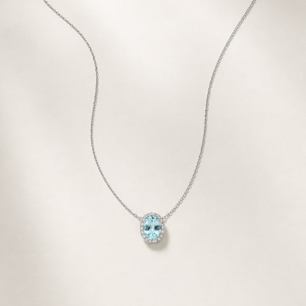 PENDENTE OVAL COM ÁGUA-MARINHA E ORLA DE DIAMANTES
