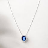 COLGANTE OVALADO CON ZAFIRO Y ORLA DE DIAMANTES