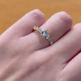 ANEL COM TOPÁZIOS AZUIS KIRSTIN