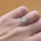 ANEL ESMALTADO BRANCO E ZIRCÓNIAS YAEN