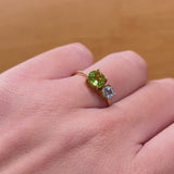 ANILLO CON OLIVINO Y TOPACIO AZUL MAHALIA