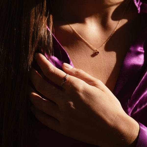 Anillo Oro 18kt esmalte morado con amatista diamantes coleccion lienzo